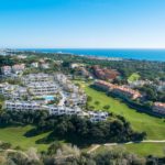 Artola Homes 位于马贝拉 Cabopino 高尔夫球场的前线，位置绝佳。 此外，您在太阳海岸沿线拥有 70 多个高尔夫球场，拥有壮丽的结构和理想的气候，还有国际学校、健康中心和购物中心