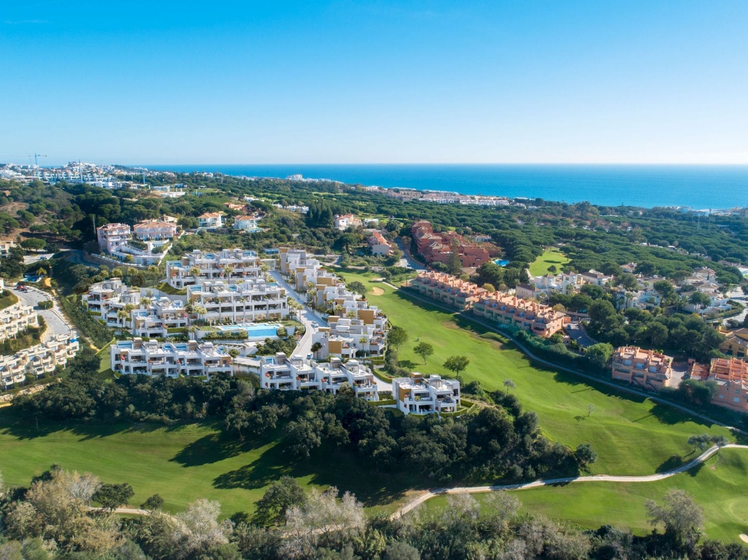 Artola Homes has an idyllic location, on the front line of the Cabopino Golf Course in Marbella. In addition, you have more than 70 golf courses along the Costa del Sol, with a magnificent structure and ideal climate, plus international schools, health centres and shopping malls